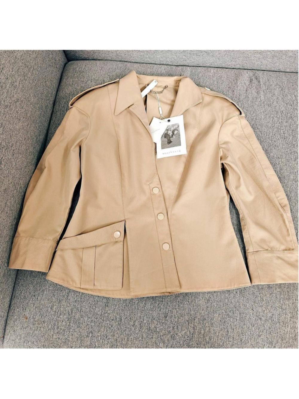 Cream & Tan Vintage 80s Blazer Jacket
Classic 1980s-inspired blazer in a soft cr